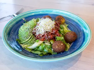 Ensalada Paia con Falafel