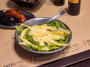 Ensalada de rúcula y parmesano