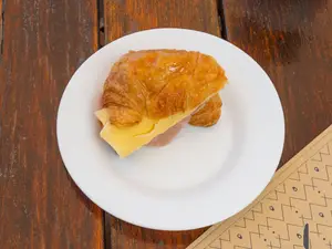 MEDIALUNA JAMON Y QUESO