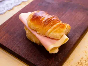 Media lunas con jamon y queso