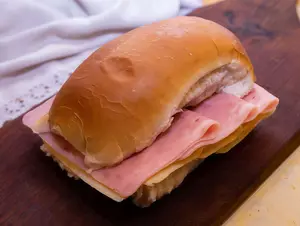 Pebete de jamón y queso