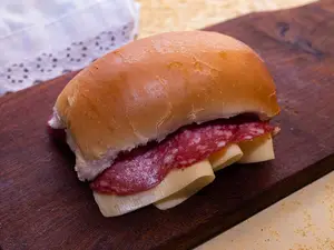 Pebete de salame y queso