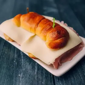 Medialuna con Jamón y Queso