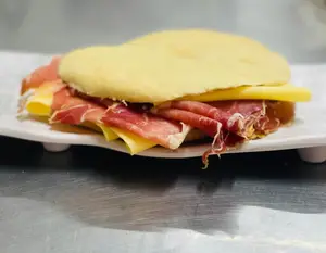 Arabe De Crudo Y Queso