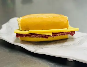 Pan Flauta Con Salame Y Queso