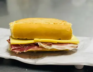 Pan Flauta De Crudo Y Queso