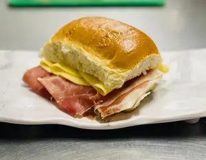 Pebete De Crudo Y Queso