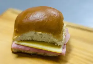 Pebete De Jamon Y Queso