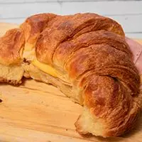 Croissant con jamón y queso