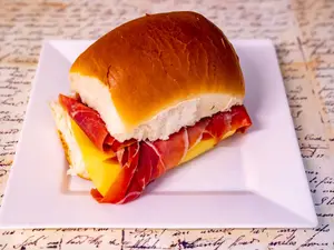 Pebete crudo y queso