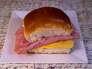 Pebete de jamón y queso