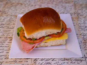 Pebete jamón y queso completo