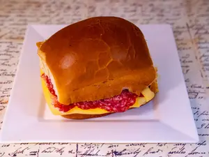 Pebete, salame y queso