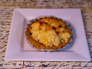 Porción de tarta de coco y dulce de leche