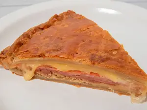 Porción de tarta de jamón y queso