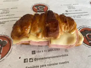 Medialuna Con Jamón Y Queso