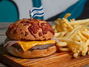 Burger Panceta Y Cheddar