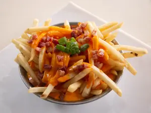Papas con cheddar y panceta