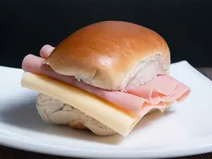PEBETE JAMON Y QUESO