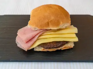 Hamburguesa Con Jamón Y Queso