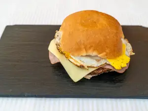 Hamburguesa jamón queso huevo