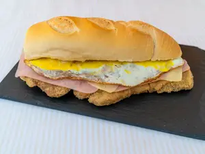 Milanesa jamón, queso y huevo