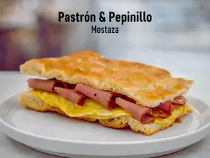 Pastrón y pepinillos