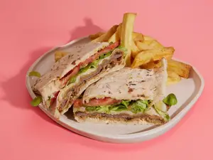 Sanguche milanesa de carne com