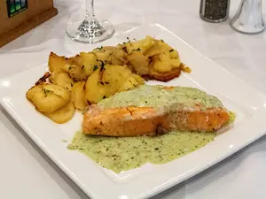 Salmón a la crema de albahaca