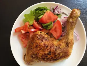 Pata y muslo con ensalada