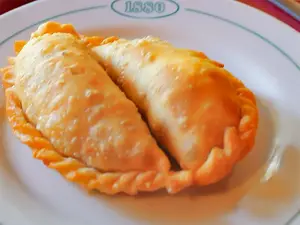 Empanada de jamon y queso