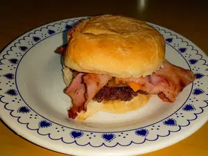 Cheddar bacon con fritas