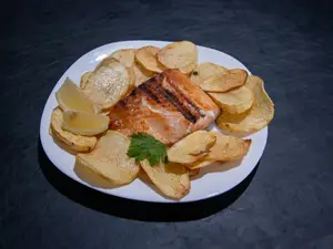 Salmón grillé con guarnición