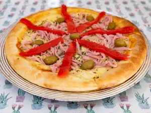 Pizza jamón y morrón