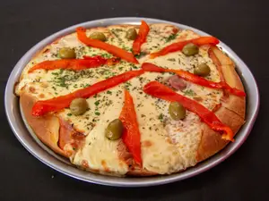 Pizza napo, jamón y morron