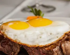 Bife de chorizo a caballo