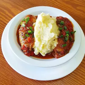 Chorizo A La Pomarola Con Puré