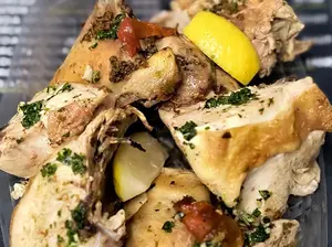Medio pollo con guarnición
