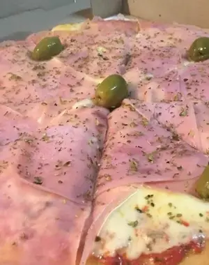 Pizza con jamón