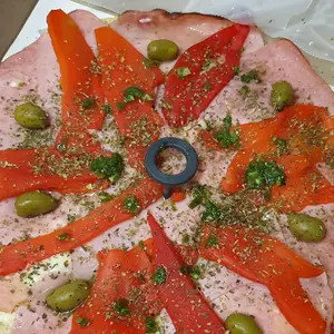 Pizza con jamón y morrón