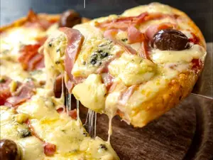 Pizza con roquefort y jamón
