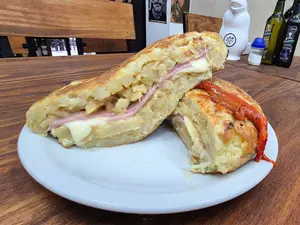 Tortilla con jamón y queso