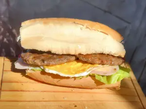 Hamburguesa con jamon y queso