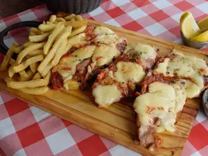 Bondiola a la pizza con guarni