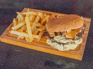 Burger west con papas fritas