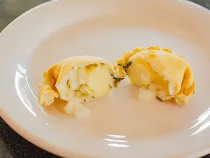 Empanada de queso y cebolla blanca
