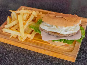 Hamburguesa porteña con papas