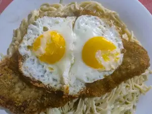 Milanesa a caballo con fideos
