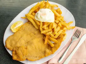 Milanesa con fritas a caballo