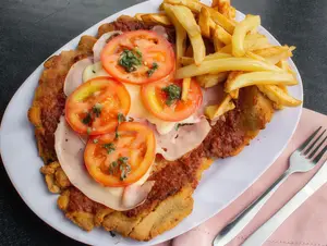 Milanesa napolitana con guarni